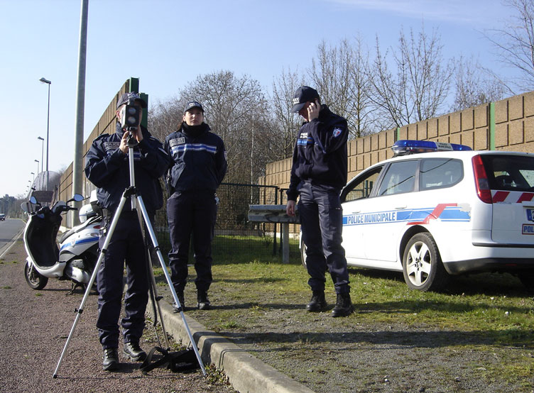 Зустріч із поліцейським на дорозі для французького водія має бути несподіванкою, а не відомою пасткою.
