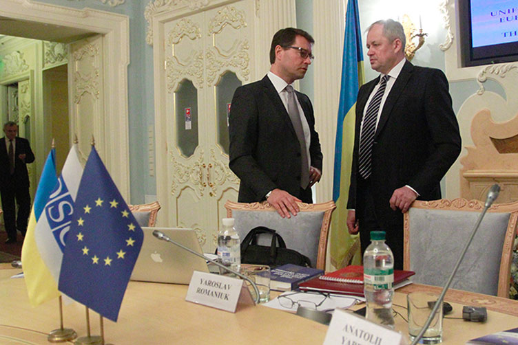 На думку Віргілюса Валанчюса (ліворуч), українська судова система повинна апробувати нові механізми забезпечення єдності практики.