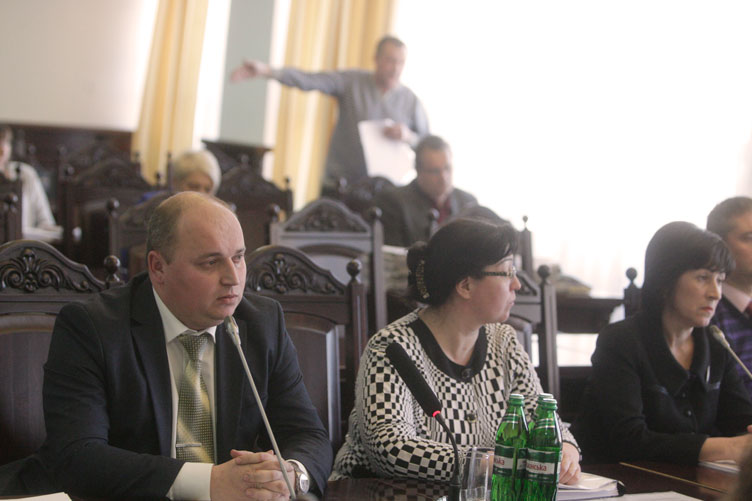 А.Живоглядов (ліворуч) став заручником публічних звинувачень громадськості, обгрунтованість яких комісії ще доведеться з’ясувати.