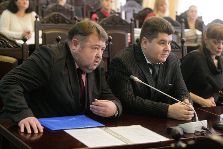 І.Невмержицький (ліворуч) розповів, що вже 12 років змушений їздити на роботу до сусіднього міста.