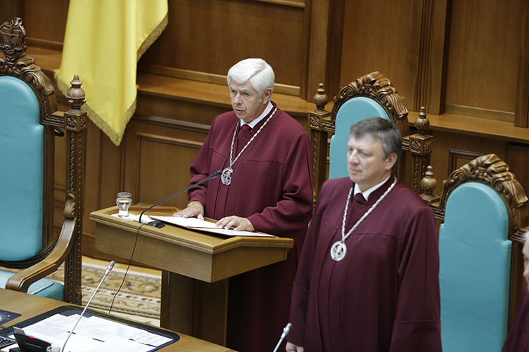 Доповідачем в останній справі щодо матеріального забезпечення суддів, яку розглянув КС, був Сергій Винокуров (ліворуч).