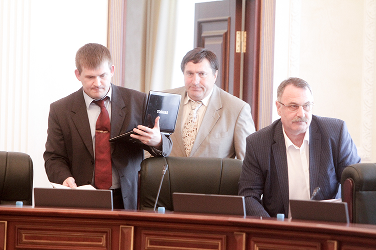 А.Мірошниченко (ліворуч) переконаний, що вимоги до судді не мають суперечити релігійним переконанням.