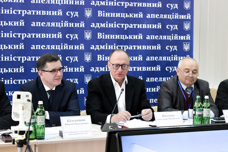 Первый председатель Высшего административного суда О.Пасенюк (в центре) поздравил коллектив ВААС с 5-й годовщиной деятельности.