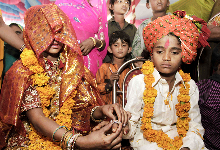 Несмотря на запреты, только в одном из индийских штатов - Раджастхане - в 2000 - 2010 годах было зарегистрировано 1,6 млн детских браков.