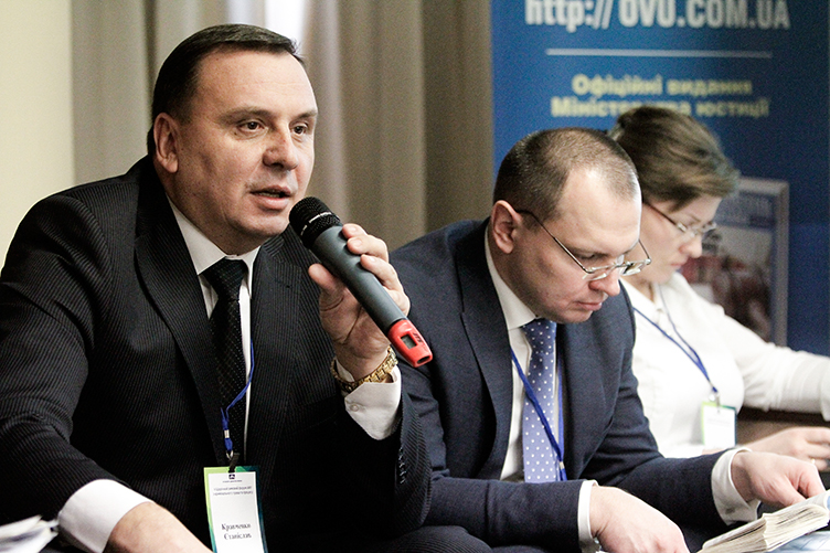 С.Кравченко (ліворуч) з розумінням ставиться до спроб законодавця повернути до бюджету майно, здобуте злочинним шляхом.