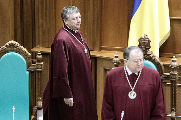 Суддя-доповідач Олександр Литвинов (ліворуч) ознайомив присутніх на засіданні з матеріалами «конституційної справи».