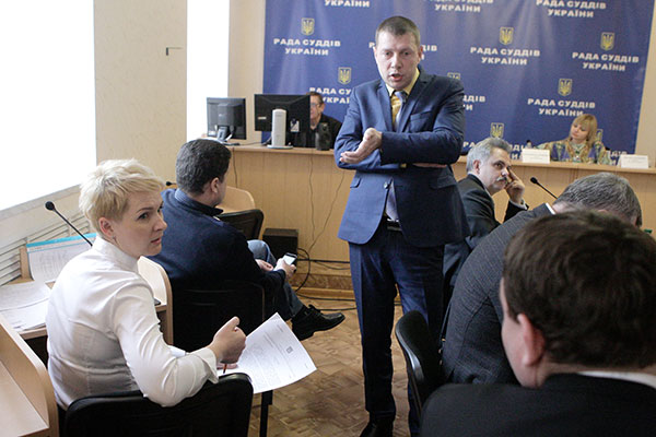 Т.Козаченко (слева) считает, что З.Холоднюк подпадает под действие Закона о люстрации