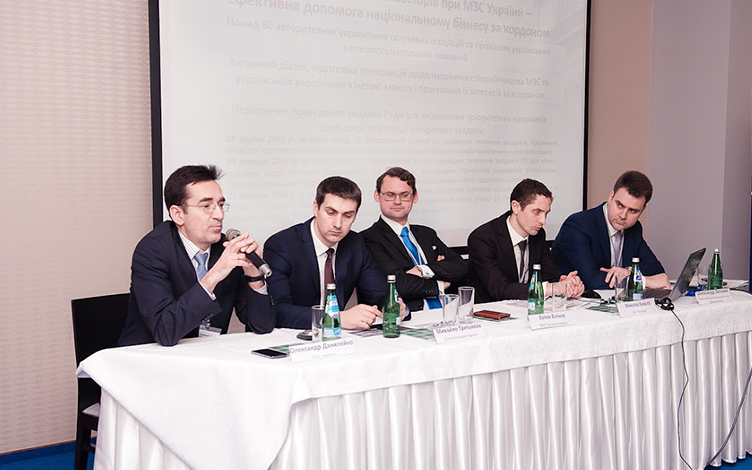 Александр Данилейко (слева) заверил членов клуба, что украинские посольства и консульства могут помочь в проверке надежности иностранных контрагентов и развитии бизнеса за рубежом.