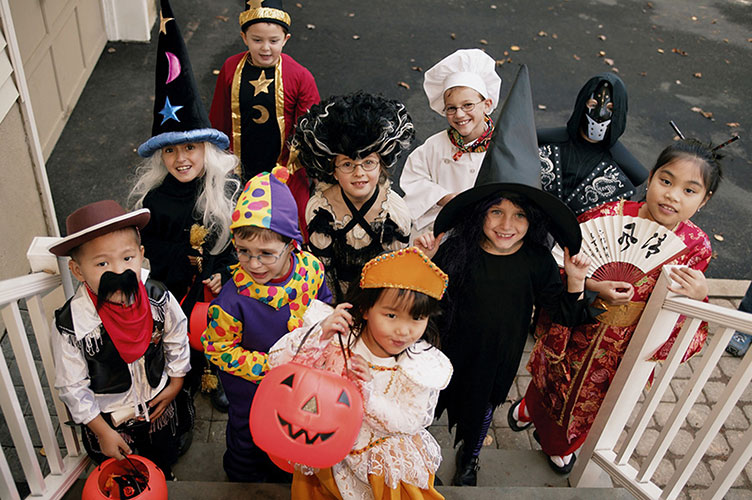 «Конфеты или жизнь» - обычно говорят дети на Хэллоуин, стуча в дверь к соседям.