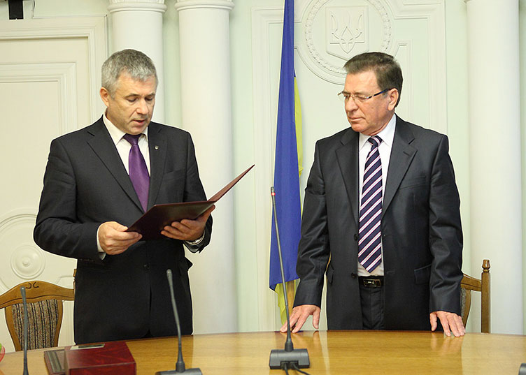 С.Міщенко зачитав слова подяки колективу ВСС своєму колишньому керівникові Л.Фесенку.