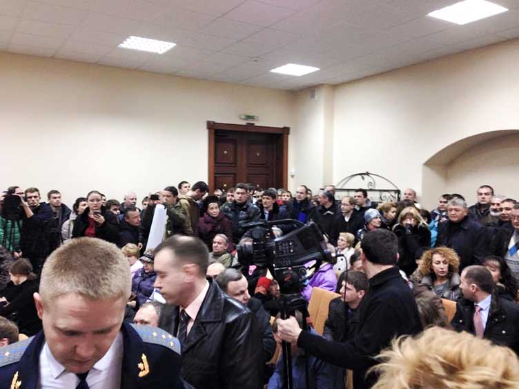 Чтобы прикрыть пробелы в люстрационном законе, политики часто прибегают к давлению на суд (Харьков, февраль 2015 года).
