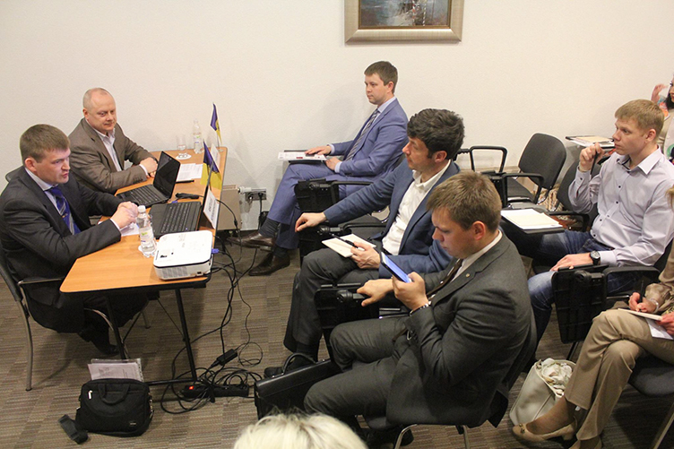А.Мирошниченко (крайний слева) считает, что автоматический переход прав на землю под зданием должна установить судебная практика в соответствии с действующим законодательством.