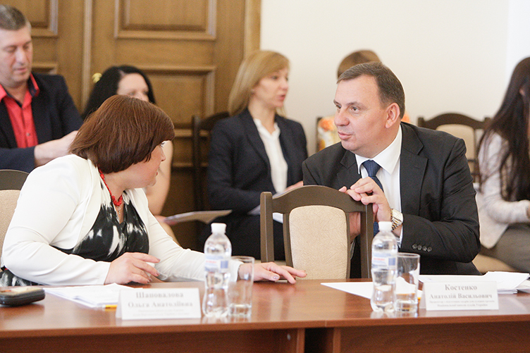 Во время обсуждения проектов постановлений С. Кравченко интересовался мнением представителей Национальной школы судей.