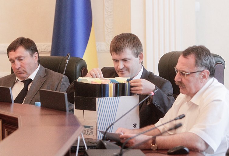 А.Мирошниченко (в центре) нашел правовую позицию ЕСПЧ, которая делает невозможным увольнение законника.