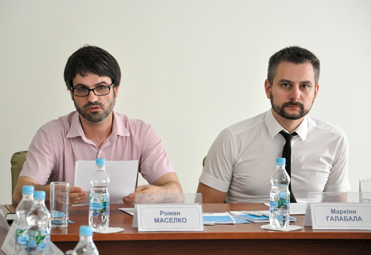 Пути Р.Маселка (справа) и М.Галабалы снова пересеклись. Теперь - во время круглого стола в ВСЮ по формированию правовых подходов и границ рассмотрения дисциплинарных дел.