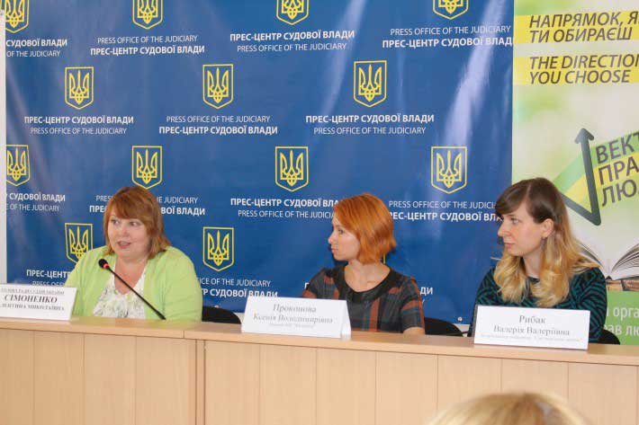 На думку В.Сімоненко (ліворуч), прес-секретарі повинні бути на зв’язку цілодобово, аби мати змогу в будь-який момент відповісти на запитання ЗМІ та громадськості.