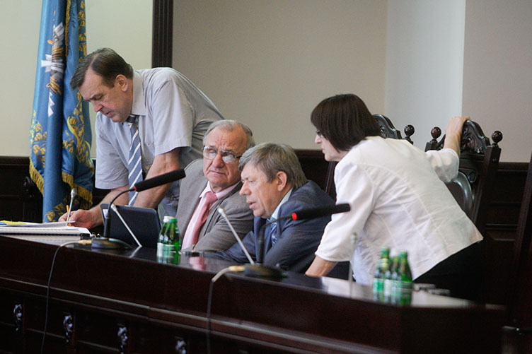 Заместитель руководителя ВККС Николай Патрюк (второй слева), который проработал в ВС 11 лет, поможет коллегам сформировать правила отбора новых судей Верховного Суда.