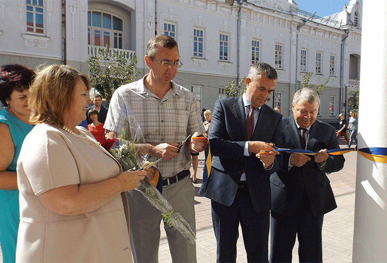 Урочисту стрічку доручили перерізати почесним гостям Глухівського міськрайонного суду.