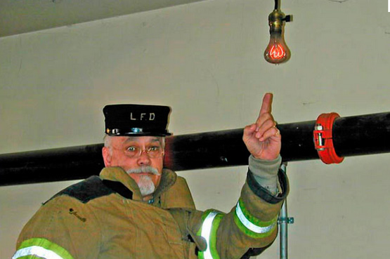 Более 100 лет работает лампа, установленная в пожарном депо Ливермора (Калифорния, США).