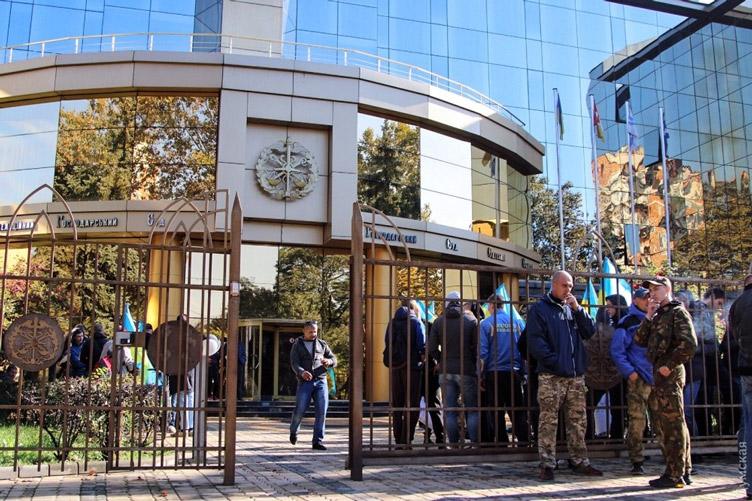 Как сообщал «ЗиБ», 5 октября Одесский апеляционный хозяйственный суд и Хозяйственный суд Одесской области были вынуждены прервать работу из-за давления общественных активистов.