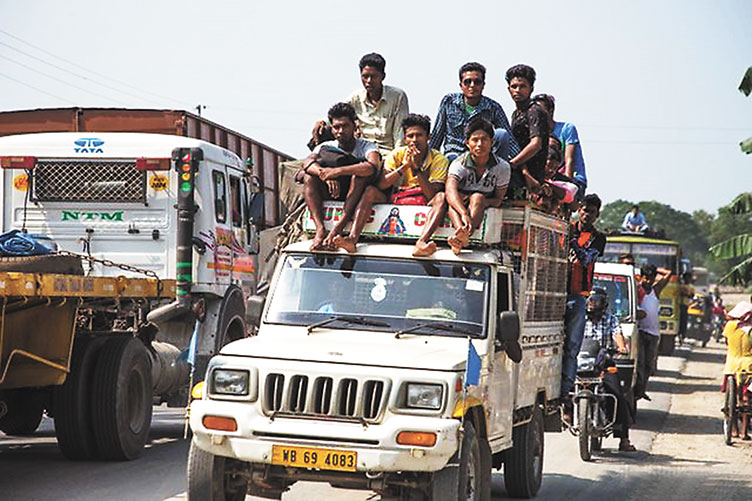Влада Індії подбала про комфорт водіїв вантажівок. А про пасажирів забула?