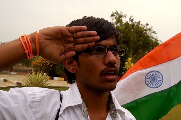 Верховный суд Индии: сначала гимн страны, затем кино. Зрители должны встать и созерцать национальный флаг на экране.