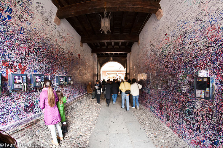 Стіни «будинку Джульєтти» зберігають мільйони любовних послань туристів, але влада Верони планує «впорядкувати» цю традицію.