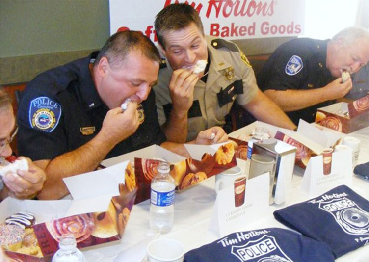 Звичну їжу з місць громадського харчування кільком поліцейським у день подяки замінить святкова вечеря від штрафника. 