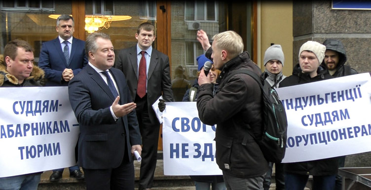 Ігор Бенедисюк спробував пояснити позицію Ради учасникам мітингу, але слова йому не дали.