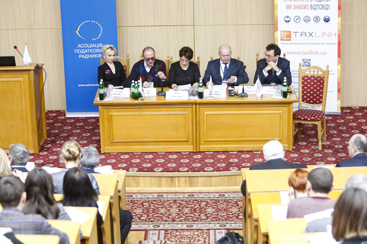 Президент ВААС Олександр Пасенюк (другий зліва), вітаючи учасників конференції, назвав «дуже позитивним» те, що в залі було багато молодих облич.