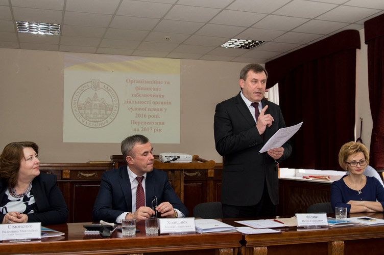 Голова Апеляційного суду Волинської області Петро Філюк (другий праворуч) подякував коллегам за високий рівень роботи.