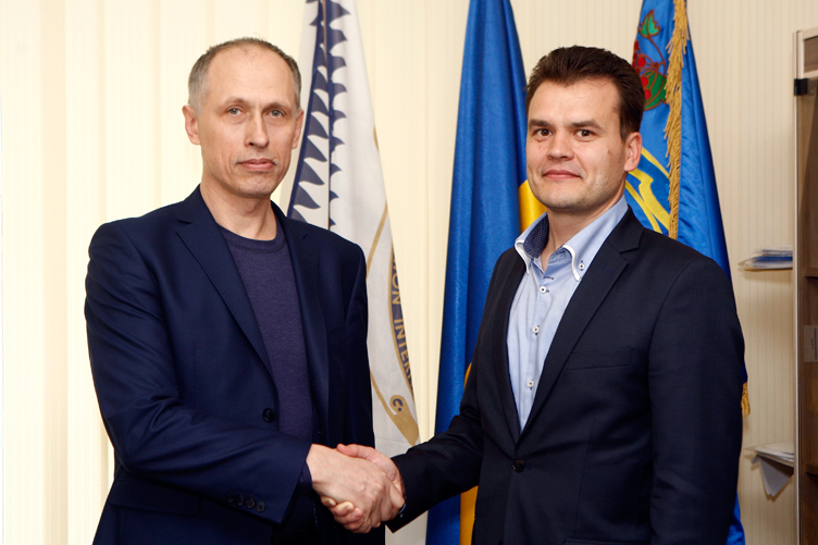 Президент НПУ Владимир Марченко (слева) рассчитывает, что «Закон и Бизнес» станет площадкой для общения нотариусов с общественностью. А это будет способствовать повышению уровня доверия граждан к нотариусам.