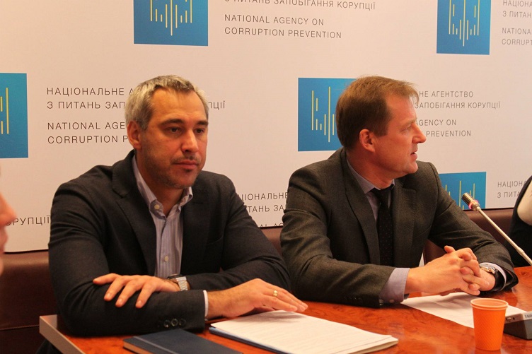 Проти запропонованого проекту експертизи виступили члени НАЗК Руслан Радецький та Руслан Рябошапка.