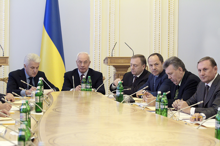 На першому засіданні підготовчої групи, що відбулося 22 листопада, були присутні 4 з 5 ймовірних претендентів на крісло Володимира Литвина (не було Петра Порошенка).