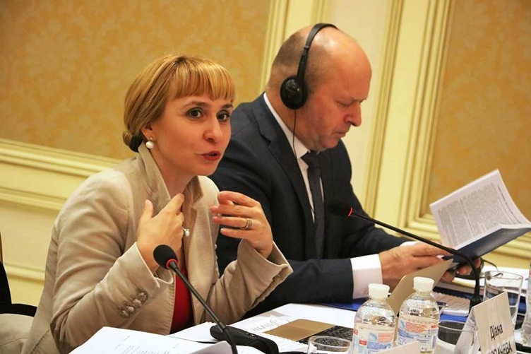 Попередній висновок щодо регламенту ГРД Діана Ковачева (ліворуч) озвучила ще у березні. Та, схоже, у раді її не почули.
