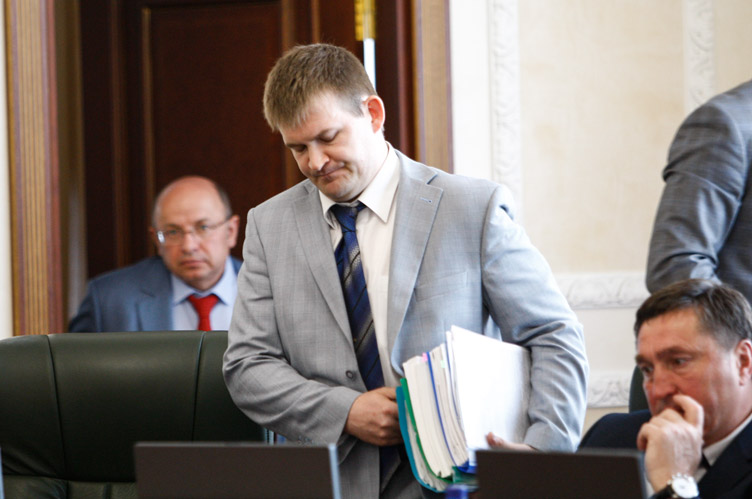 А.Мірошниченко вважає, що насамперед треба захищати інтереси суспільства, а не суддів.