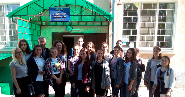 Еще в мае 2017 года Снигиревский районный суд Николаевской области проводил день открытых дверей для школьников.