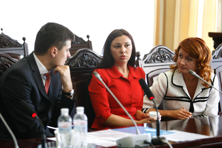 «Кваліфікаційники» поки що відклали розгляд питання щодо внесення подань 
про відрядження Наталії Гумен (у центрі) та Віри Шевченко.