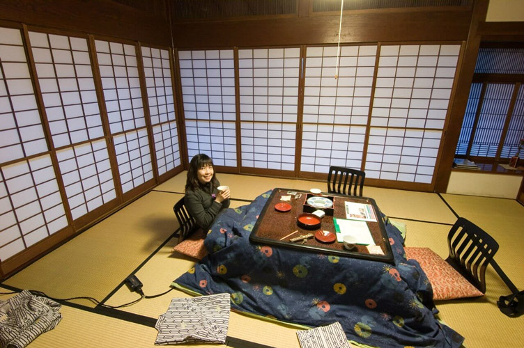 Во многих японских квартирах нет внутренних стен, чтобы не делить и без того небольшое пространство.