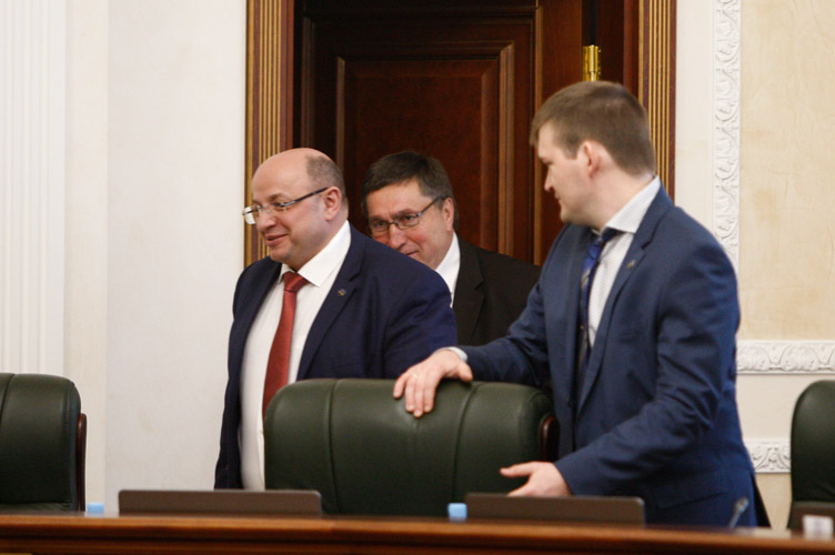 Член ВРП Ігор Артеменко (ліворуч) наголосив, що прокуратура та правоохоронні органи мають відзвітувати про розкриття та розслідування злочину, скоєного щодо судді.