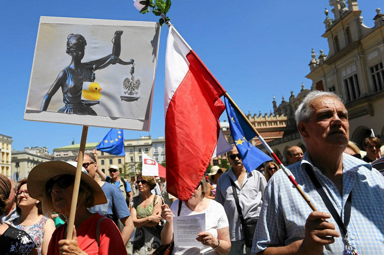 В течении всего года тысячи демонстрантов выходили на улицы польских городов, чтобы выразить свой протест против предполагаемых реформ.