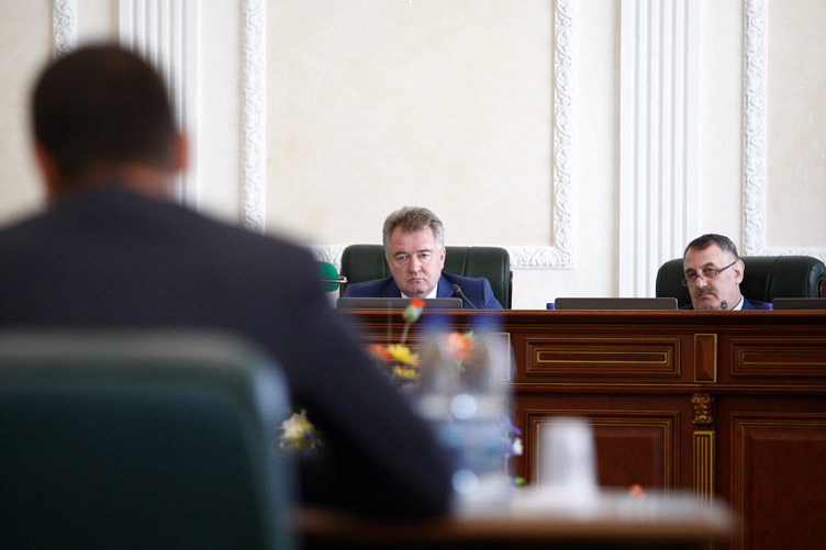 Вадим Беляневич (праворуч) стверджує, що порушень гарантій незалежності судді не виявлено, а подання прокуратури відповідає вимогам закону.