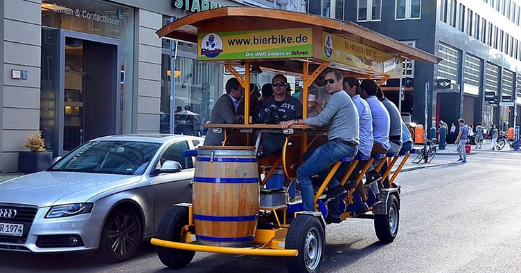 Многие туристы любили знакомиться с Амстердамом, не отрываясь от кружки пива.