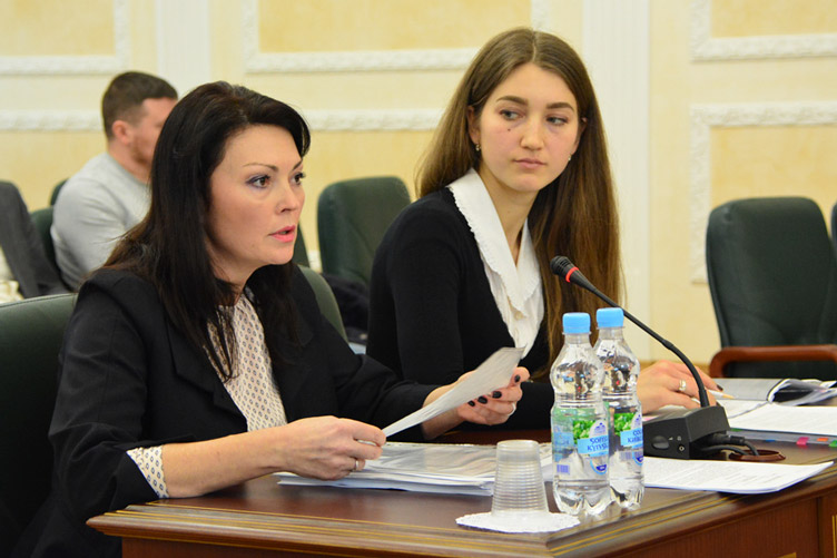 Хоча Неля Ластовка (ліворуч) за 20 років уперше притягувалася до дисциплінарної відповідальності, це мало не завершилося її звільненням.