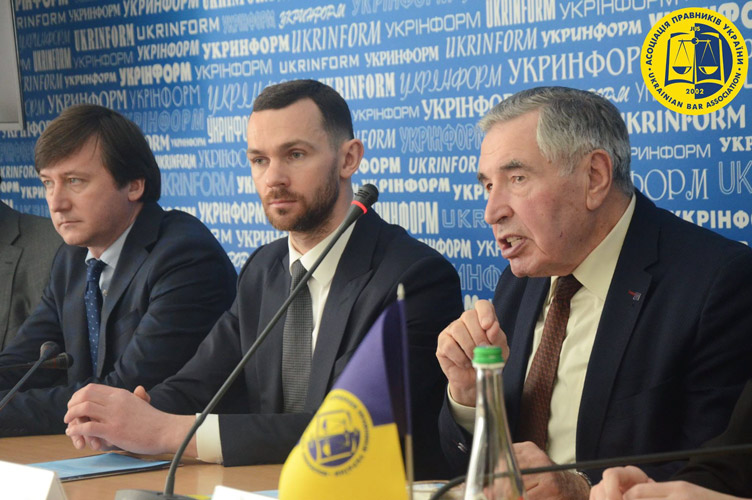 М.Козюбра (крайній справа) наголосив, що рівень довіри до судової влади серед респондентів, які безпосередньо брали участь у процесі, досить високий.