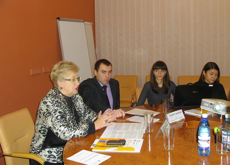 Результаты опроса присутствующим представили члены Ассоциации защиты прав молодежи Волыни.