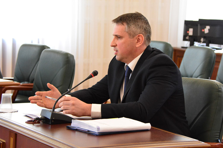 Василь Кричун намагався пояснити порушення процесуальних норм звичайною неуважністю.