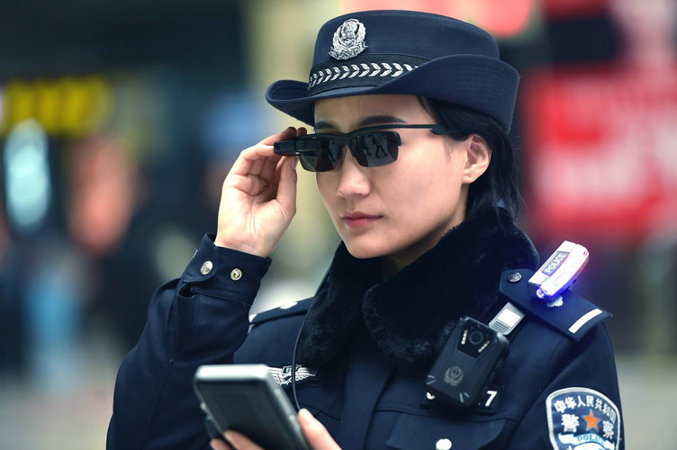 Китайські поліцейські використовують не тільки камери, а й спеціальні окуляри з вбудованим у них пристроєм розпізнавання осіб.