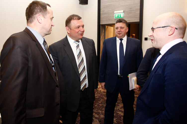 Станіслав Шевчук (другий ліворуч), як і раніше, вірить у дієвість нового інституту і просить дочекатися перших рішень.
