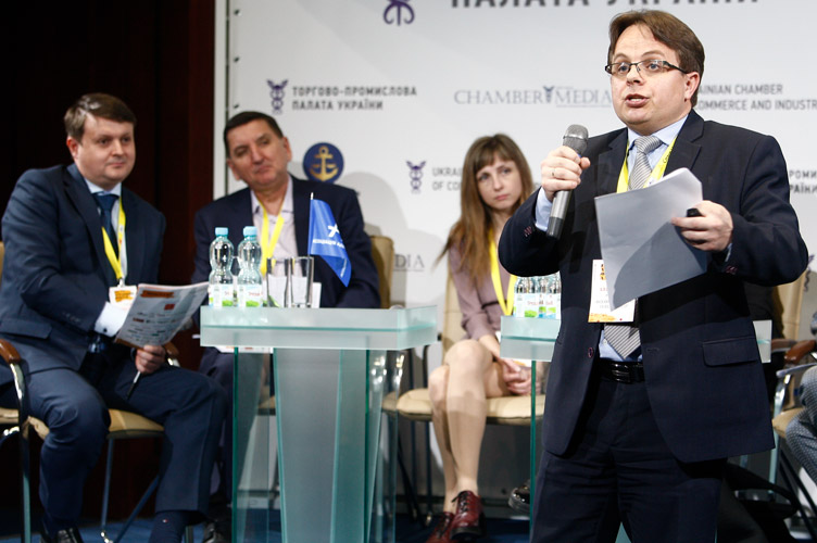 Олександр Поліводський (праворуч) наголосив на важливості врегулювання питання дійсності/недійсності договорів оренди на законодавчому рівні. 